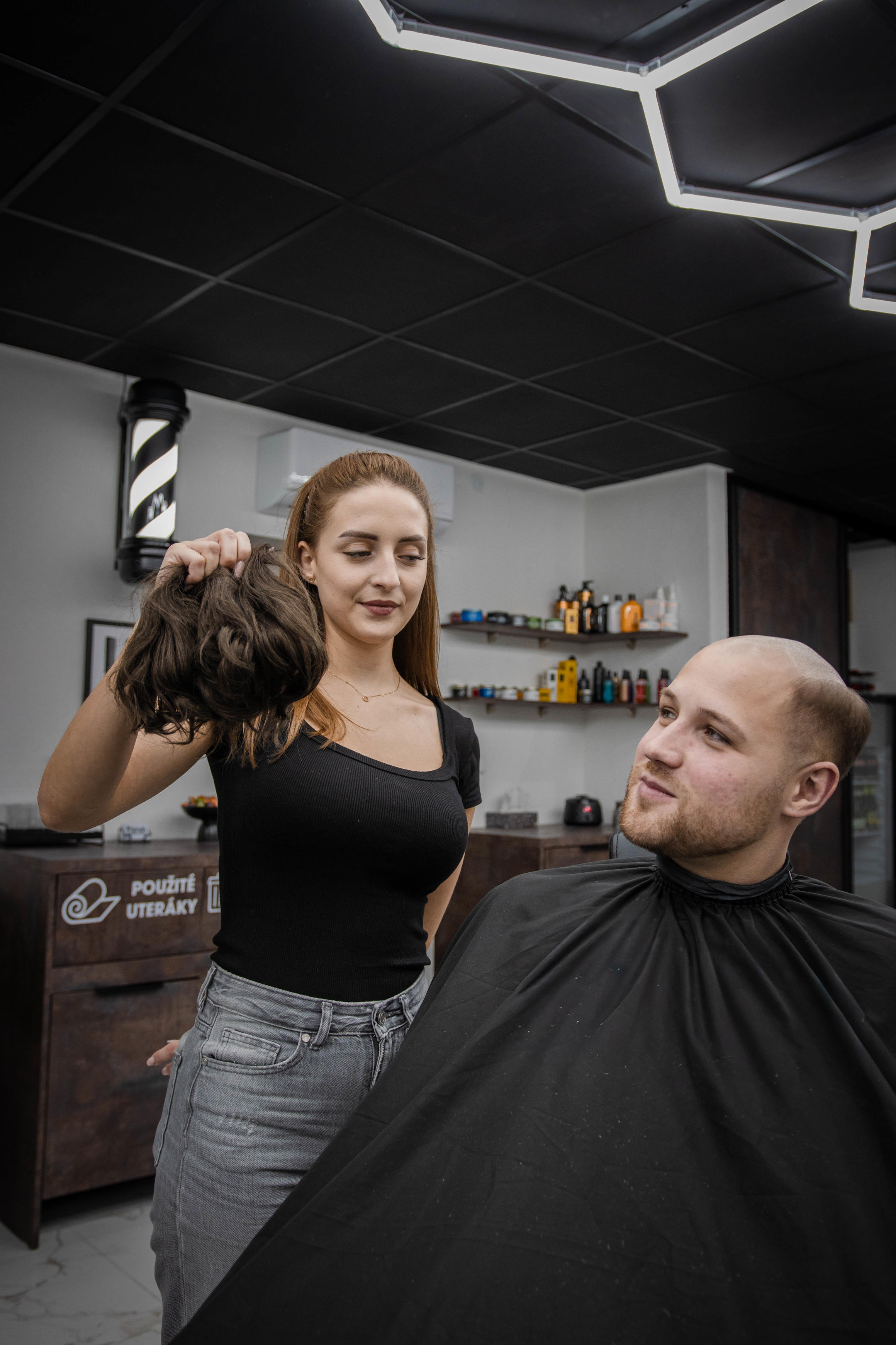 Detail vlasového systému a pánskeho tupé v Pandi Barber Shop Prievidza